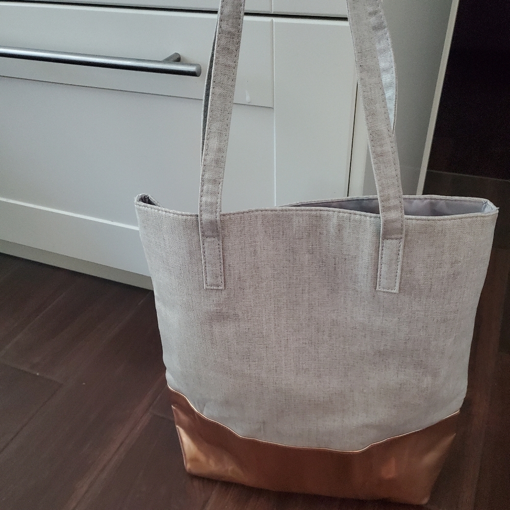 Modern large ultra Chi tote size 20×14